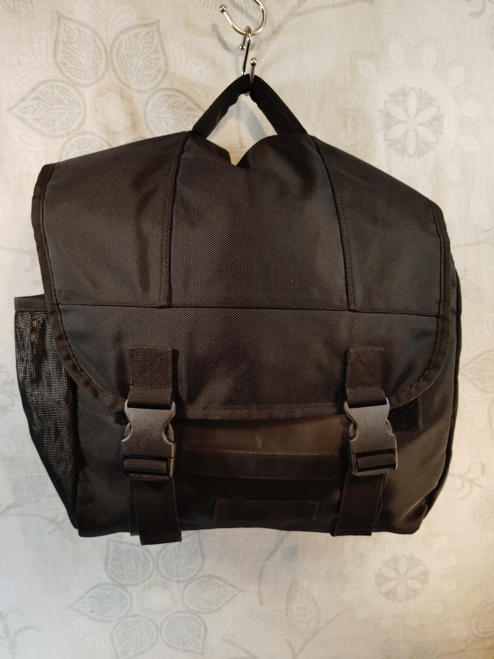 GAP  Large Black Nylon Messenger/ Laptop Bag - Picture 3 of 10
